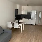 Appartement Garden Tower - 8 Min Do Centra, Garaz