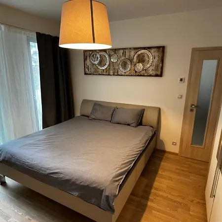 Apartmán Garden Tower - 8 Min Do Centra, Garaz