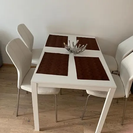 Apartment Garden Tower - 8 Min Do Centra, Garaz