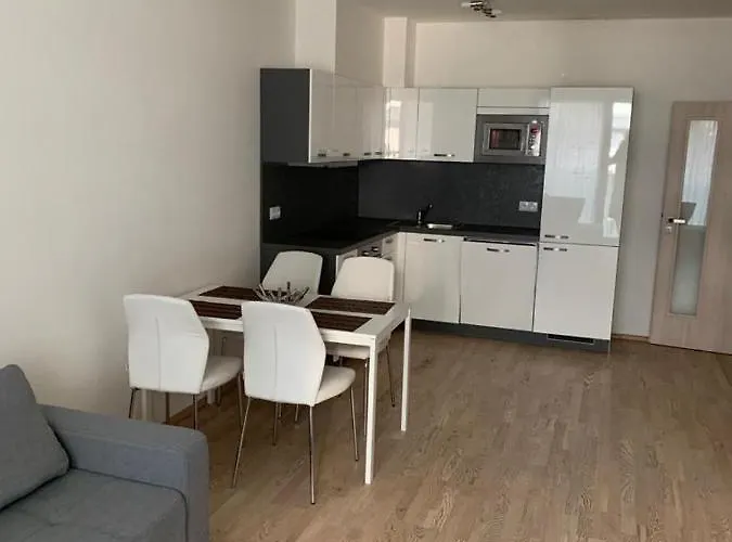 Appartement Garden Tower - 8 Min Do Centra, Garaz
