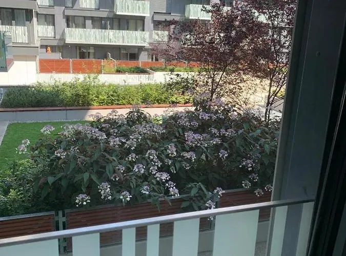 Garden Tower - 8 Min Do Centra, Garaz Apartment