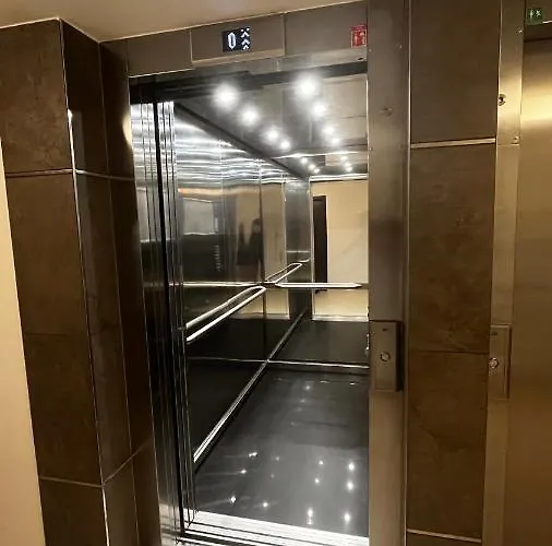 Apartment Garden Tower - 8 Min Do Centra, Garaz